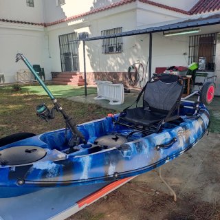 Kayak azul con  remo y motor .