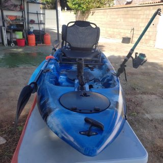 Kayak azul con  remo y motor .