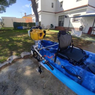 Kayak azul con  remo y motor .