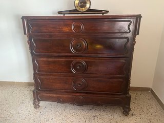 Cómoda antigua con reloj