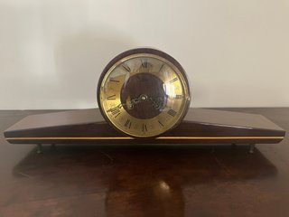 Cómoda antigua con reloj