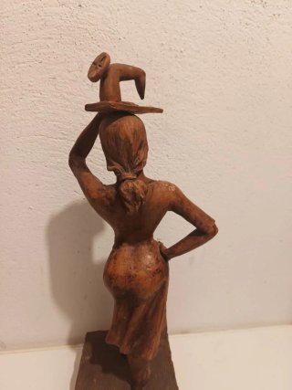 Antigua talla de madera mujer costurera