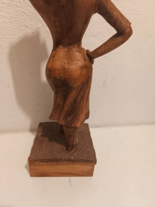 Antigua talla de madera mujer costurera