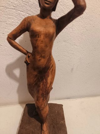 Antigua talla de madera mujer costurera