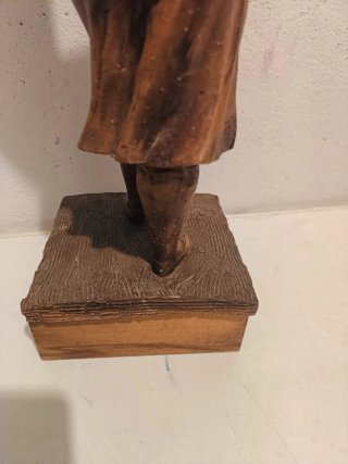 Antigua talla de madera mujer costurera