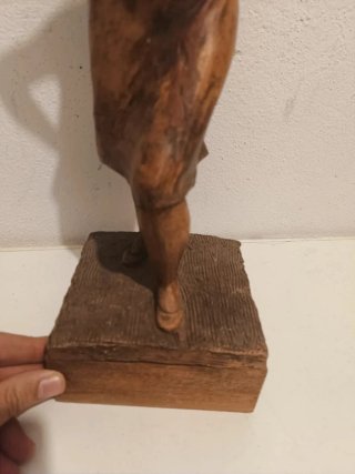 Antigua talla de madera mujer costurera