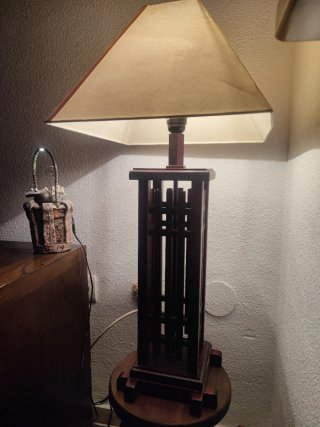 Lámpara de mesa de madera y tela, estilo japonés..