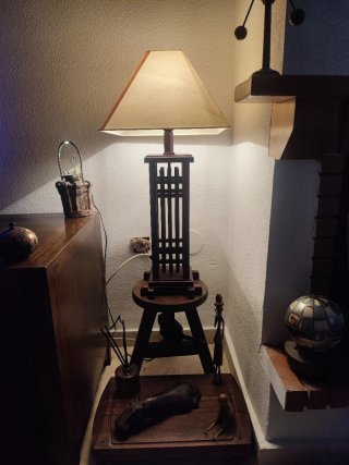 Lámpara de mesa de madera y tela, estilo japonés..
