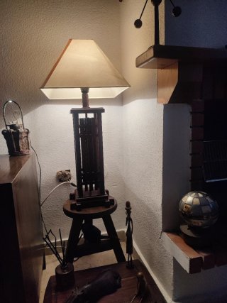 Lámpara de mesa de madera y tela, estilo japonés..