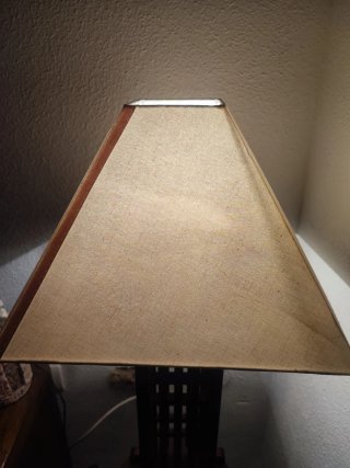Lámpara de mesa de madera y tela, estilo japonés..