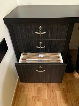Mesa amplia de despacho con cajonera y archivador