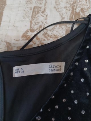 Vestido corto negro con brillantes
