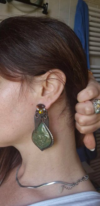 Orecchini pendenti verdi e arancioni