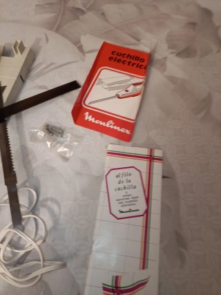 Cuchillo eléctrico Moulinex con soporte