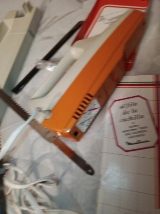 Cuchillo eléctrico Moulinex con soporte