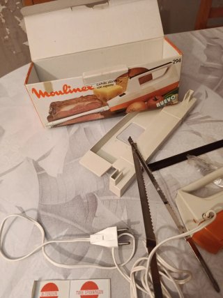 Cuchillo eléctrico Moulinex con soporte