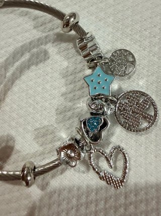 Pulsera con charms plateada y azul
