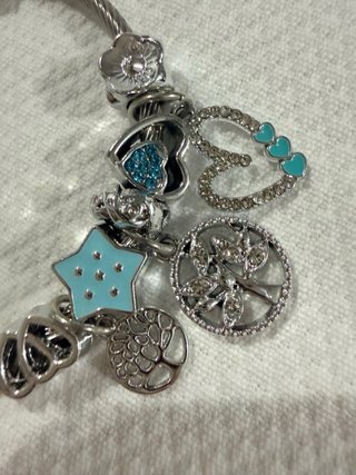 Pulsera con charms plateada y azul