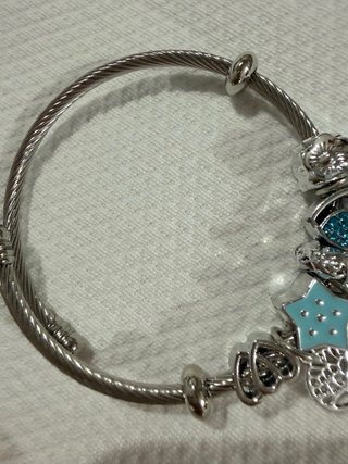 Pulsera con charms plateada y azul