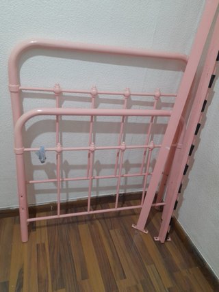 Cama individual metálica rosa