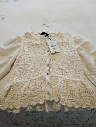 Jersey Zara punto manga abullonada bordada.