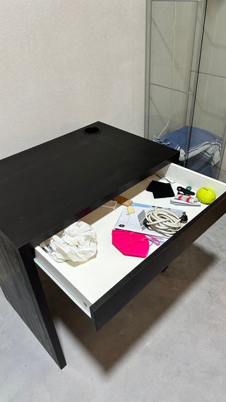 Escritorio IKEA MICKE Negro/Marrón con Cajón