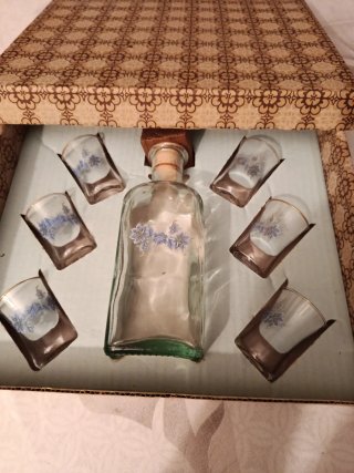 Set vintage di bottiglia per liquori e bicchierini