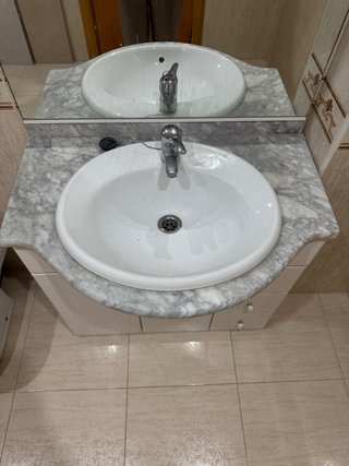 Mueble de baño con lavabo y espejo – buen estado