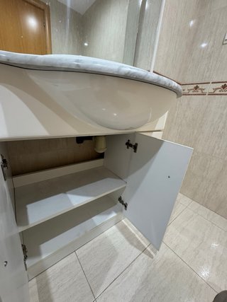 Mueble de baño con lavabo y espejo – buen estado