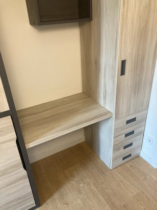 Armario, Cama, Columna, Escritorio y Estantería
