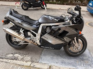 Suzuki GSXR1100 Moto Deportiva Negra y Plateada