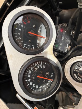 Suzuki GSXR1100 Moto Deportiva Negra y Plateada