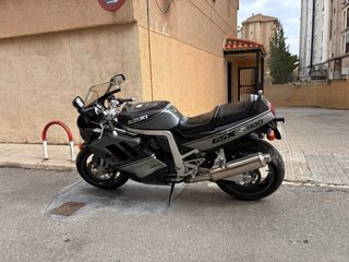 Suzuki GSXR1100 Moto Deportiva Negra y Plateada