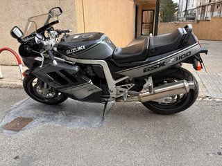 Suzuki GSXR1100 Moto Deportiva Negra y Plateada