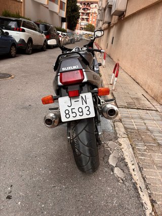Suzuki GSXR1100 Moto Deportiva Negra y Plateada