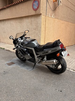 Suzuki GSXR1100 Moto Deportiva Negra y Plateada