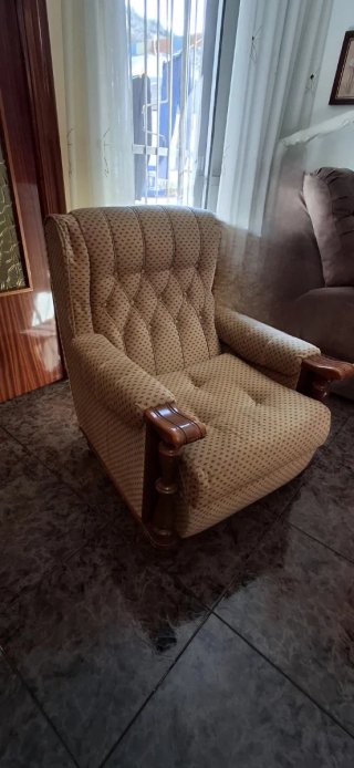 Dos sillones en tela y madera.
