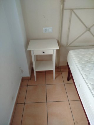 Mesita de noche de madera blanca