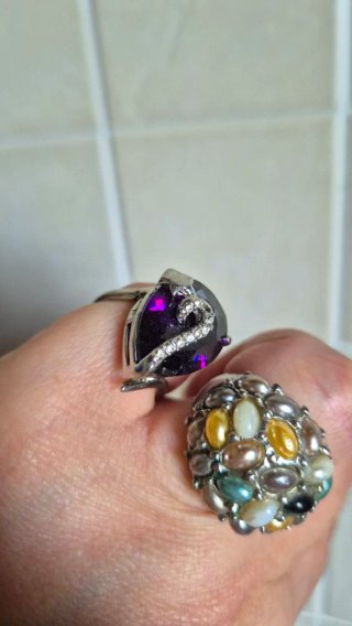 Anello con pietra viola e zirconi