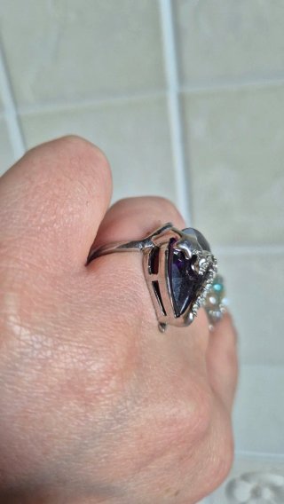 Anello con pietra viola e zirconi