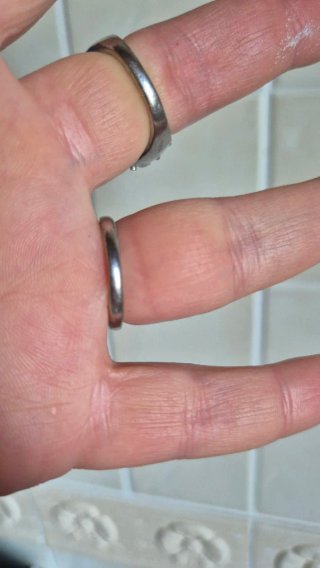 Anello con pietra viola e zirconi