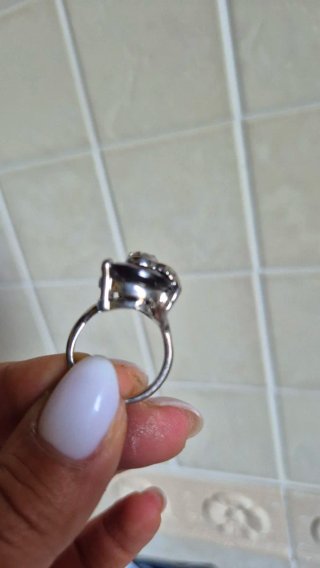 Anello con pietra viola e zirconi