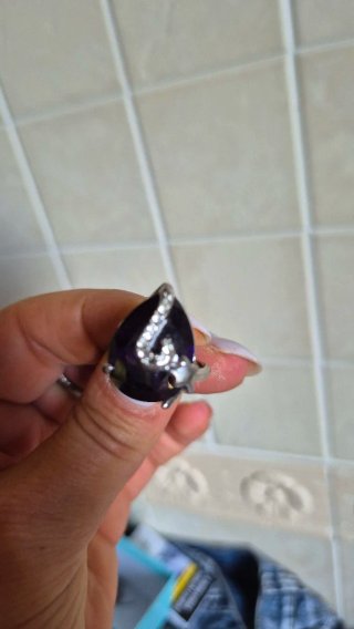 Anello con pietra viola e zirconi