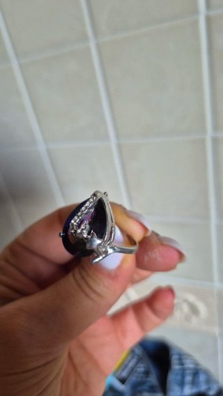 Anello con pietra viola e zirconi