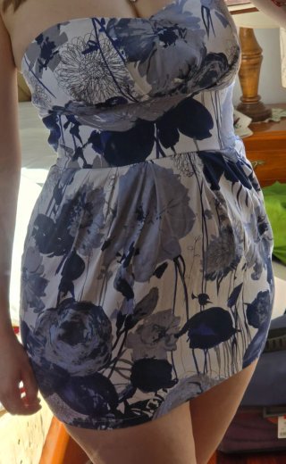 Vestido de fiesta floral azul y blanco