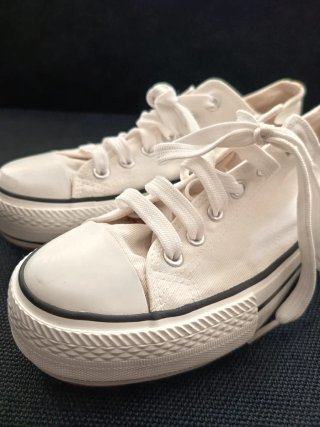 Zapatillas blancas plataforma. Talla 40.