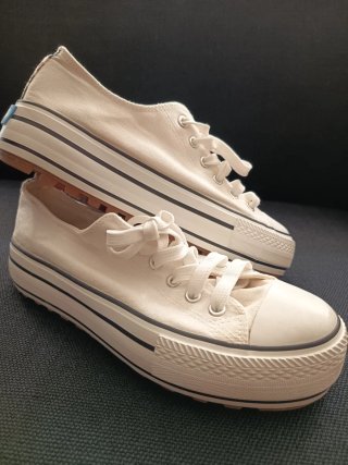 Zapatillas blancas plataforma. Talla 40.