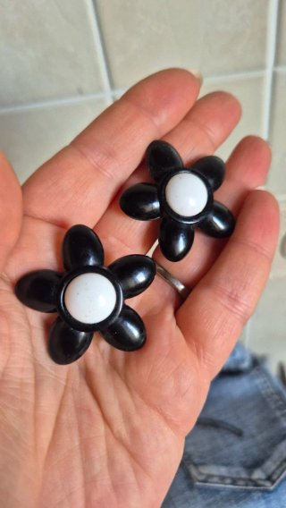 Orecchini fiore nero e bianco