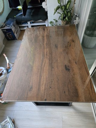 Mesa de comedor moderna de madera con cristal.
