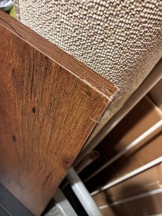 Mesa de comedor moderna de madera con cristal.